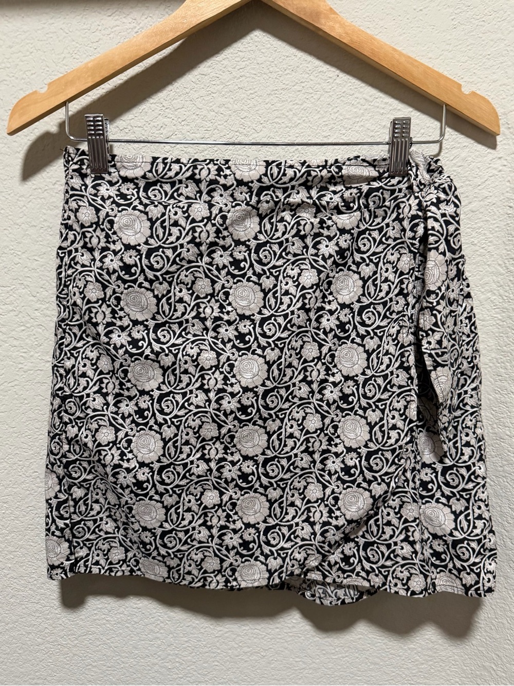 Universal Thread Black & White Floral Mini Skirt